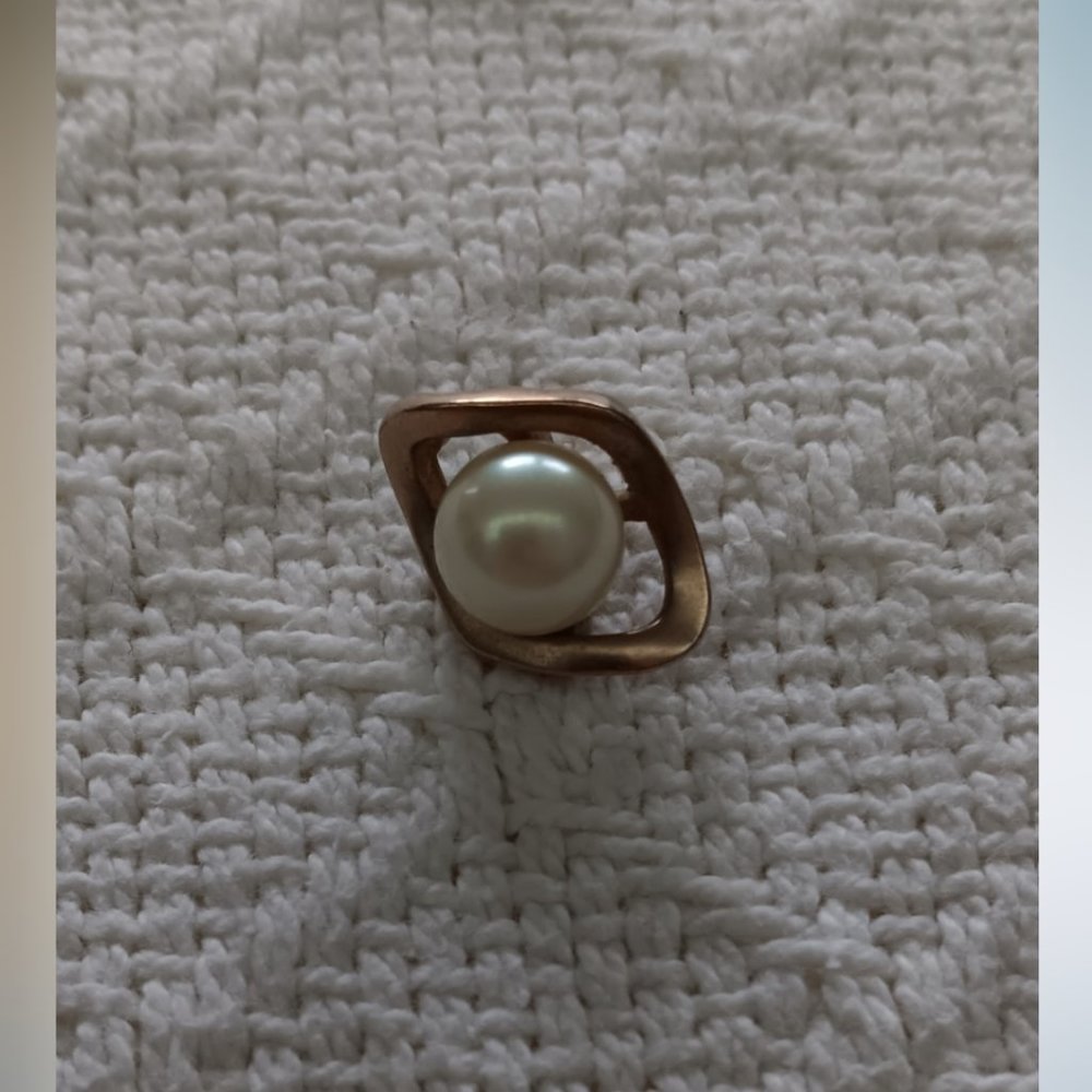 Kenneth Cole Fashion Jewelry Fashion ONE SINGLE Stud Earring Golden And Pearl